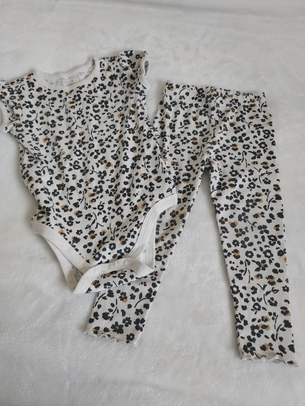 Garanimals 24mo Cream, Black & Tan Leopard Spot Bodysuit and Pants Set